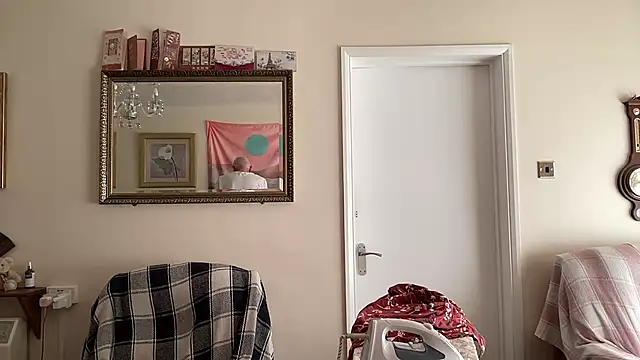 Snapshot of cutaboverest chatting on 09.30.25 cutaboverest online show from 09.30.25