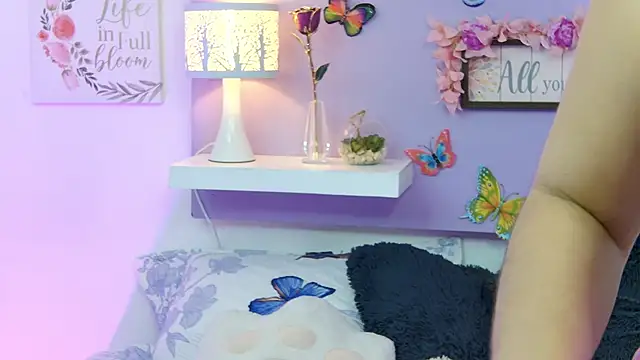 Snapshot of ChloeRem chatting on 10.23.25 ChloeRem online show from 10.23.25