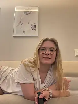 Snapshot of Curvyloveandhim chatting on 07.16.26 Curvyloveandhim online show from 07.16.26