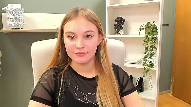 Snapshot of kitty_valeria chatting on 12.29.24 kitty valeria online show from 12.29.24