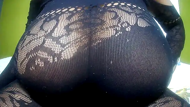 Snapshot of Queenboobs61 chatting on 04.15.26 Queenboobs61 online show from 04.15.26