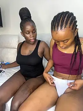 Snapshot of Doublefreaks chatting on 10.09.25 Doublefreaks online show from 10.09.25