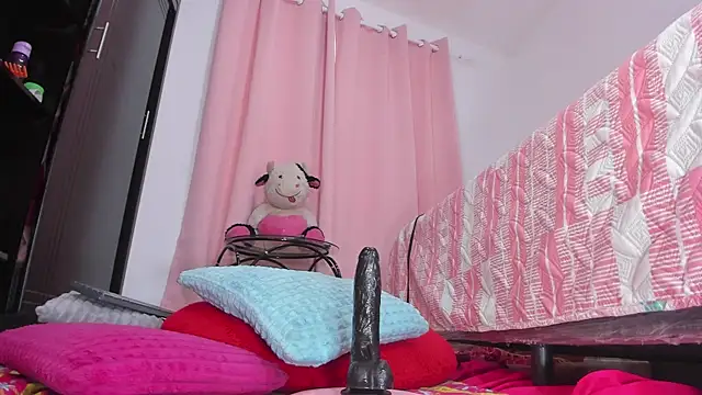 msschloee  online show from 02.18.25