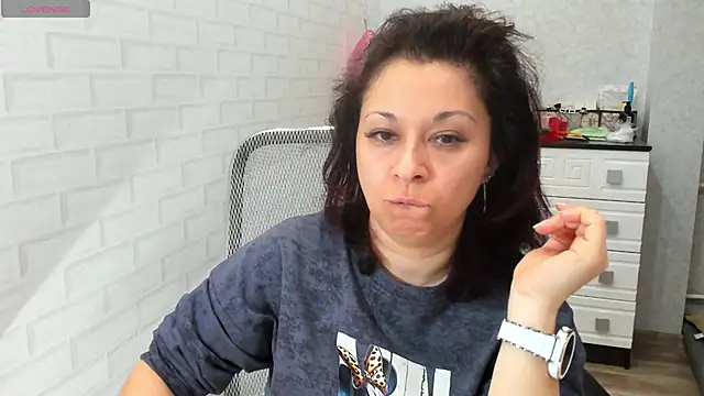Snapshot of TeasyLana chatting on 04.17.26 TeasyLana online show from 04.17.26