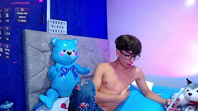 OwenBluee online show from 12.02.24