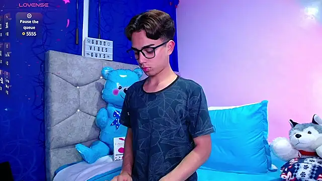 OwenBluee online show from 12.03.24