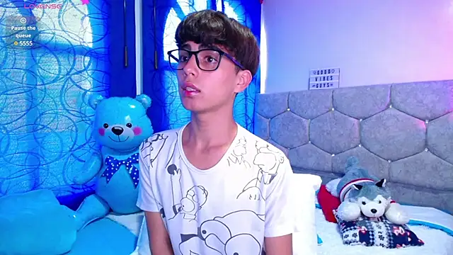 OwenBluee online show from 12.11.24