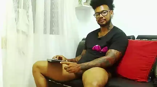 Snapshot of LewisStrong chatting on 01.08.25 LewisStrong online show from 01.08.25