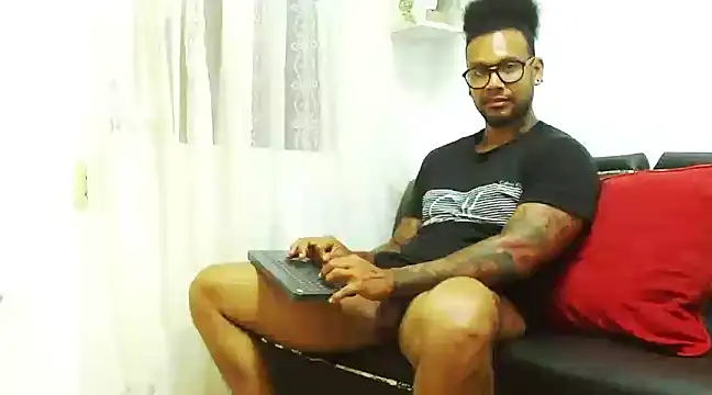 Snapshot of LewisStrong chatting on 01.10.25 LewisStrong online show from 01.10.25