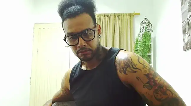 Snapshot of LewisStrong chatting on 02.12.25 LewisStrong online show from 02.12.25