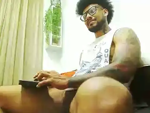 Snapshot of LewisStrong chatting on 03.08.25 LewisStrong online show from 03.08.25