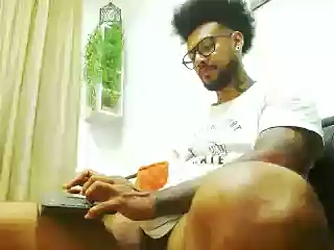Snapshot of LewisStrong chatting on 03.10.25 LewisStrong online show from 03.10.25