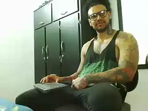 Snapshot of LewisStrong chatting on 10.01.25 LewisStrong online show from 10.01.25