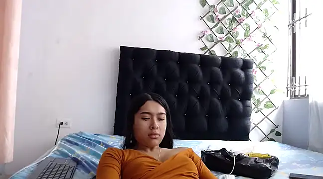 SweetLatiin  online show from 02.13.25