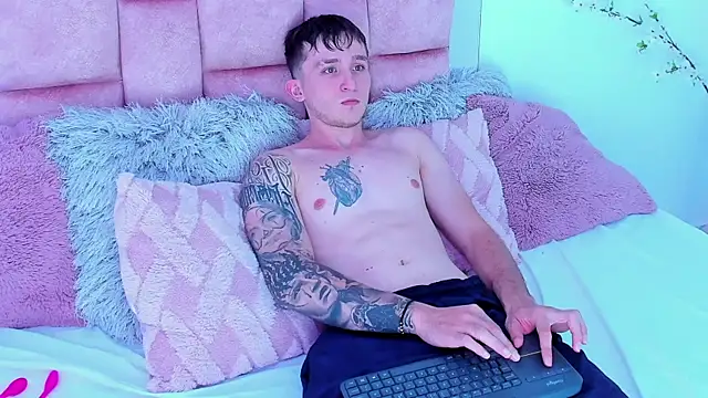 Snapshot of Dylanwhite23_ chatting on 01.28.25 Dylanwhite23 online show from 01.28.25