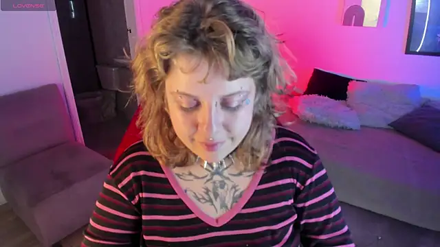 Snapshot of Sabrina_scarlett chatting on 10.17.25 Sabrina scarlett online show from 10.17.25