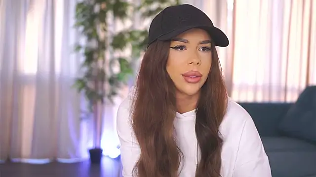 Snapshot of MissKiarra chatting on 01.14.25 MissKiarra online show from 01.14.25