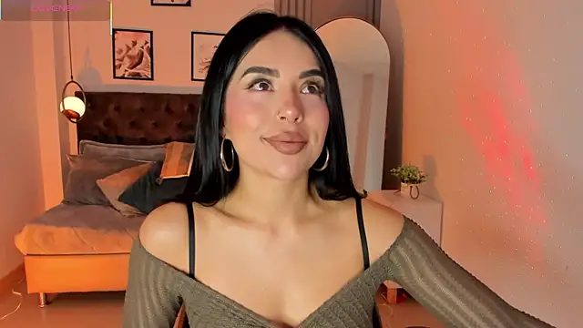 Snapshot of Luna__Ponce chatting on 10.15.25 Luna  Ponce online show from 10.15.25