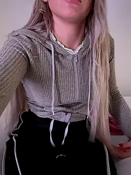 Snapshot of Holly-Glamour chatting on 12.14.25 Holly-Glamour online show from 12.14.25