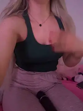 Snapshot of Holly-Glamour chatting on 12.19.25 Holly-Glamour online show from 12.19.25