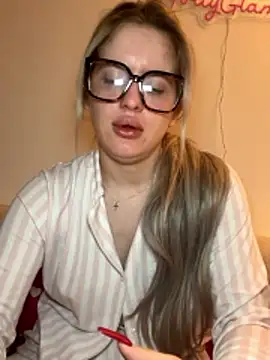 Snapshot of Holly-Glamour chatting on 02.13.26 Holly-Glamour online show from 02.13.26