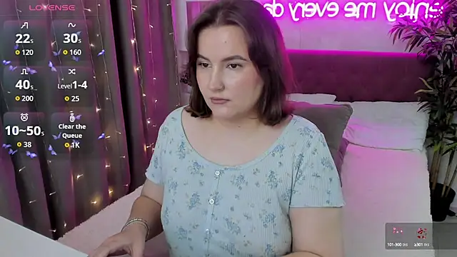 Snapshot of FeralPeach chatting on 09.17.25 FeralPeach online show from 09.17.25