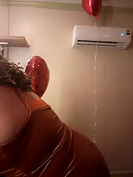 Snapshot of Milfshakecafe chatting on 02.15.25 Milfshakecafe online show from 02.15.25