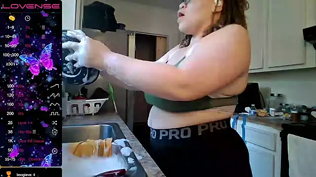 Snapshot of Milfshakecafe chatting on 09.19.25 Milfshakecafe online show from 09.19.25