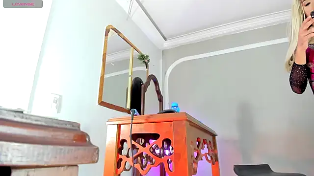 Snapshot of Jimena_Grey chatting on 10.19.25 Jimena Grey online show from 10.19.25