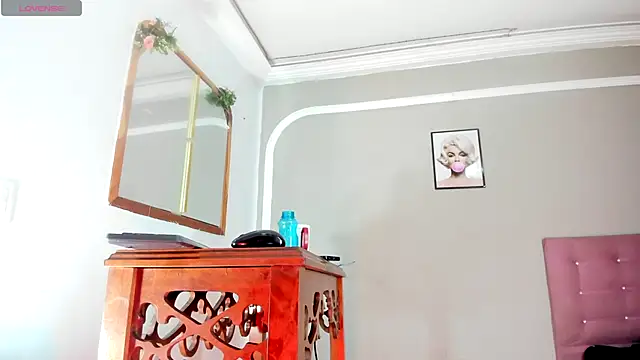 Snapshot of Jimena_Grey chatting on 10.26.25 Jimena Grey online show from 10.26.25