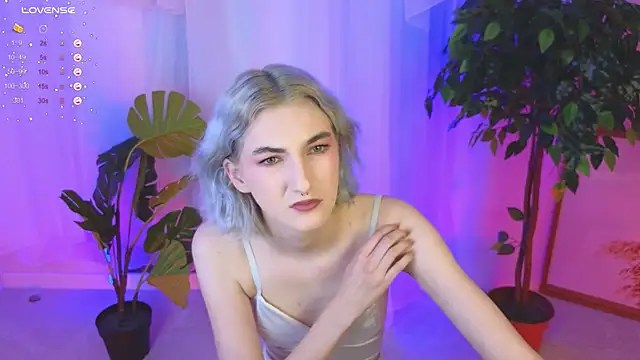 Snapshot of Mia_Cheers chatting on 12.14.24 Mia Cheers online show from 12.14.24