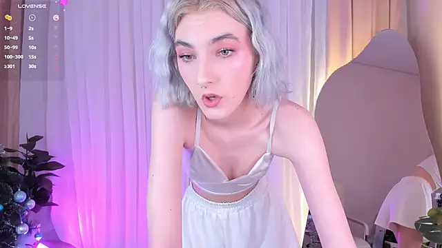 Snapshot of Mia_Cheers chatting on 12.15.24 Mia Cheers online show from 12.15.24