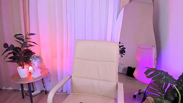 Snapshot of Mia_Cheers chatting on 02.05.25 Mia Cheers online show from 02.05.25