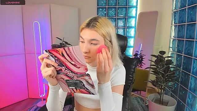 Snapshot of Mia_Cheers chatting on 02.21.25 Mia Cheers online show from 02.21.25