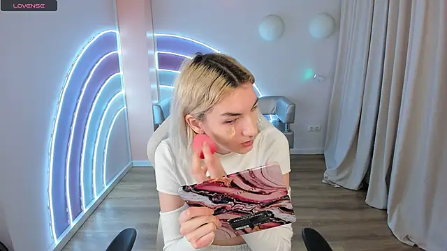 Snapshot of Mia_Cheers chatting on 02.22.25 Mia Cheers online show from 02.22.25