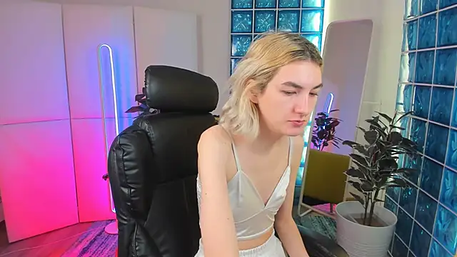 Snapshot of Mia_Cheers chatting on 03.04.25 Mia Cheers online show from 03.04.25