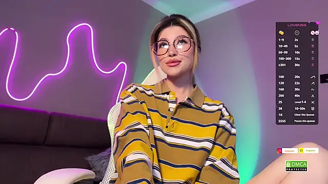 Snapshot of ellie_miu chatting on 12.20.24 ellie miu online show from 12.20.24