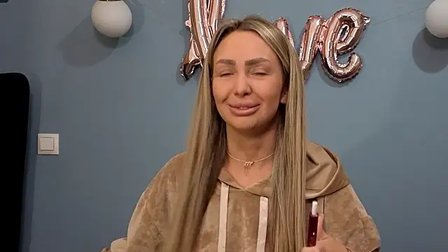 Snapshot of AnnaMaee chatting on 02.25.25 AnnaMaee online show from 02.25.25