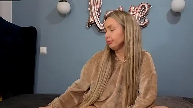 Snapshot of AnnaMaee chatting on 02.26.25 AnnaMaee online show from 02.26.25