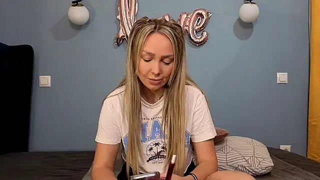 Snapshot of AnnaMaee chatting on 02.28.25 AnnaMaee online show from 02.28.25