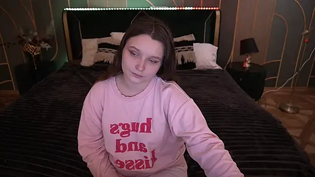 MagicPeachh  online show from 12.03.25