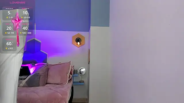 Chloe fischer  online show from 09.11.25