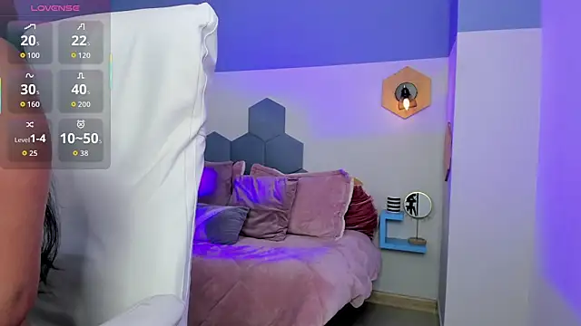 Chloe fischer  online show from 09.18.25