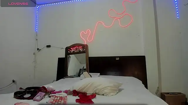Snapshot of latinaStepmom chatting on 06.30.26 latinaStepmom online show from 06.30.26