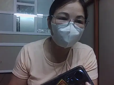 Snapshot of MaiHuong77 chatting on 10.15.25 MaiHuong77 online show from 10.15.25