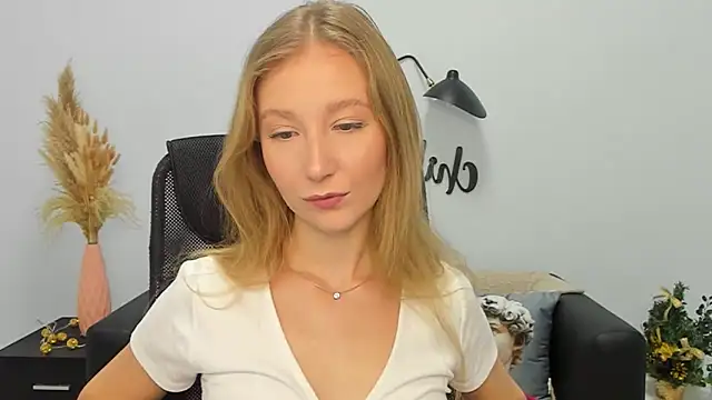 Snapshot of LolaWilsons chatting on 12.30.24 LolaWilsons online show from 12.30.24