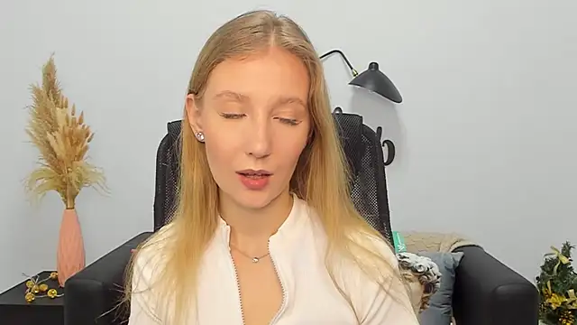 Snapshot of LolaWilsons chatting on 12.30.24 LolaWilsons online show from 12.30.24