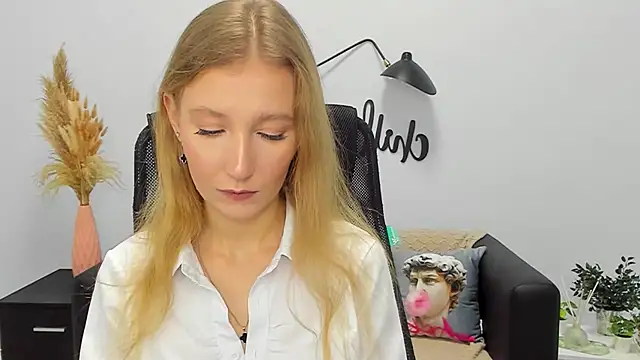 Snapshot of LolaWilsons chatting on 01.10.25 LolaWilsons online show from 01.10.25