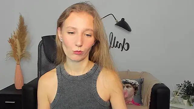 Snapshot of LolaWilsons chatting on 02.05.25 LolaWilsons online show from 02.05.25