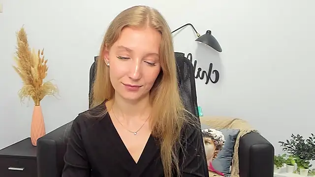 Snapshot of LolaWilsons chatting on 03.06.25 LolaWilsons online show from 03.06.25